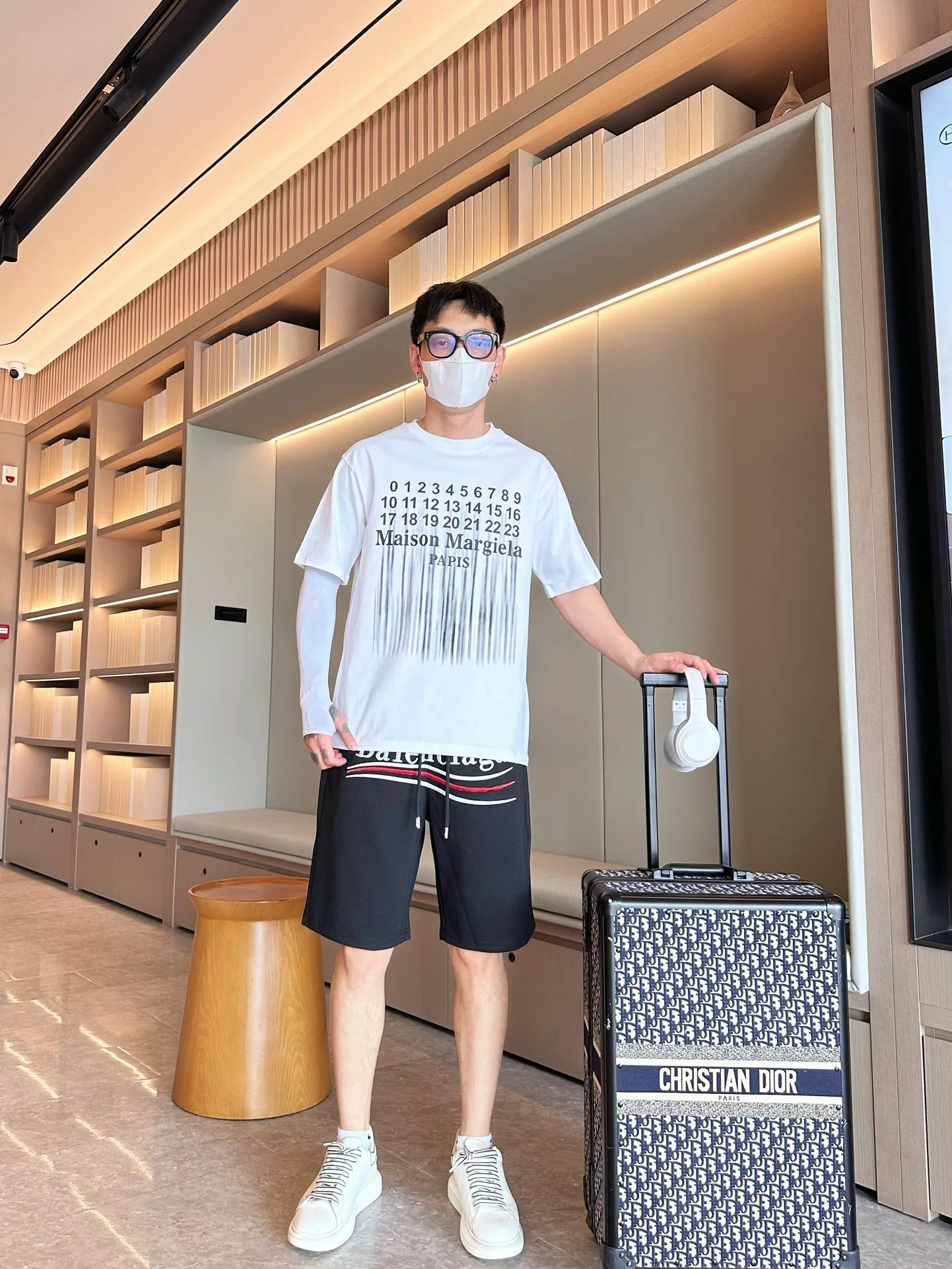 Balenciaga's three-standard complete 2026 summer New Arrival men's casual shorts, advanced custom-made Breathable fabric, Breathable fabric, extremely stretchy and comfortable, impeccable details, top-grade accessories, original logo design concept, delicate and soft feel! The upper body fit is awesome! Size: M-XXXL Please state your height and weight when ordering